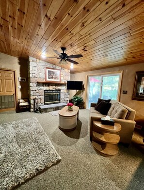 Een smart-tv, een open haard en boeken