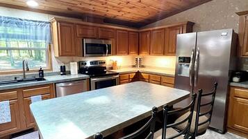 Kylskåp, mikrovågsugn, ugn och spishäll