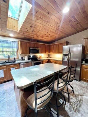 Fridge, microwave, oven, stovetop - Welcome to Wonderland-10 acres of RIDE/REST/RELAX near St Helen/Alley Trailheads (West Branch)