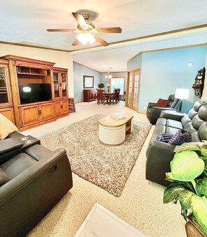 Een smart-tv, een open haard en boeken