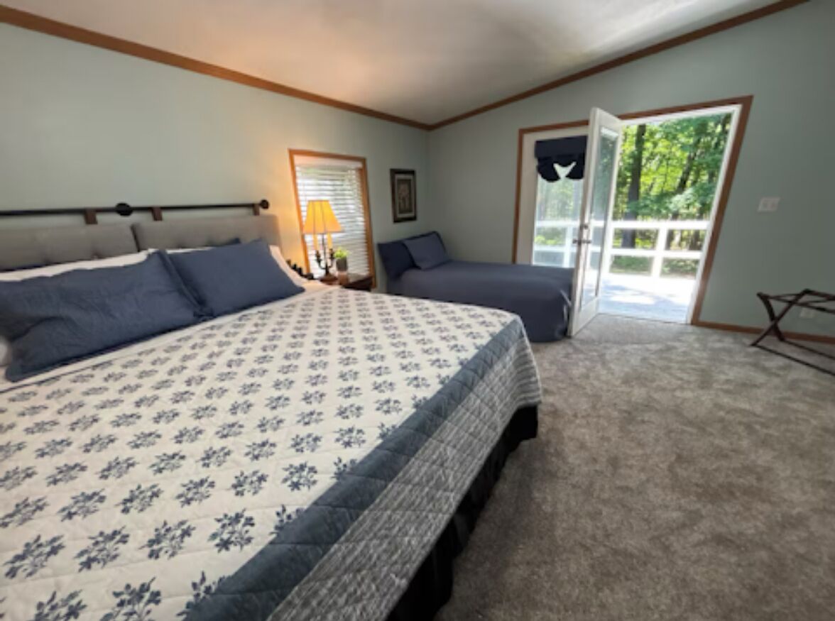 4 quartos, escrivaninha, ferros/tábuas de passar roupa