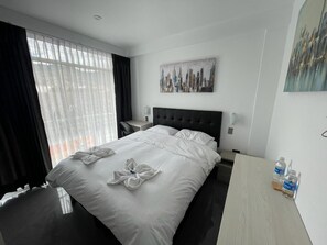 Decoración personalizada, muebles diferentes, escritorio y wifi gratis 