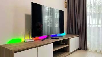 Royal Suite, 1 Bedroom, Club Lounge Access, City View | Living area | 65-inch Smart TV with cable channels, fireplace, Netflix