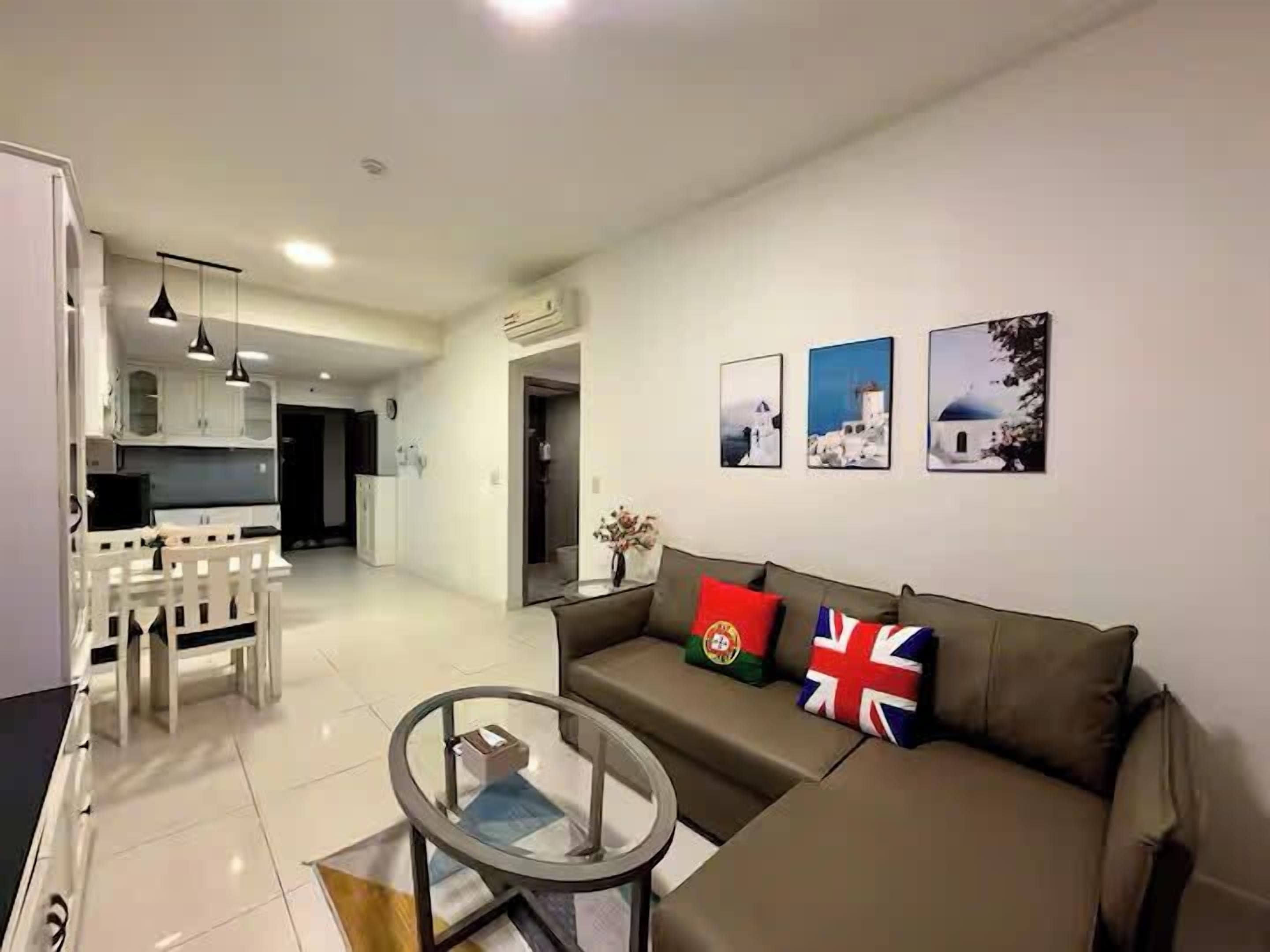 Presidential Suite, 2 Bedrooms, Club lounge access, City View | Living area | 65-inch Smart TV with cable channels, fireplace, Netflix