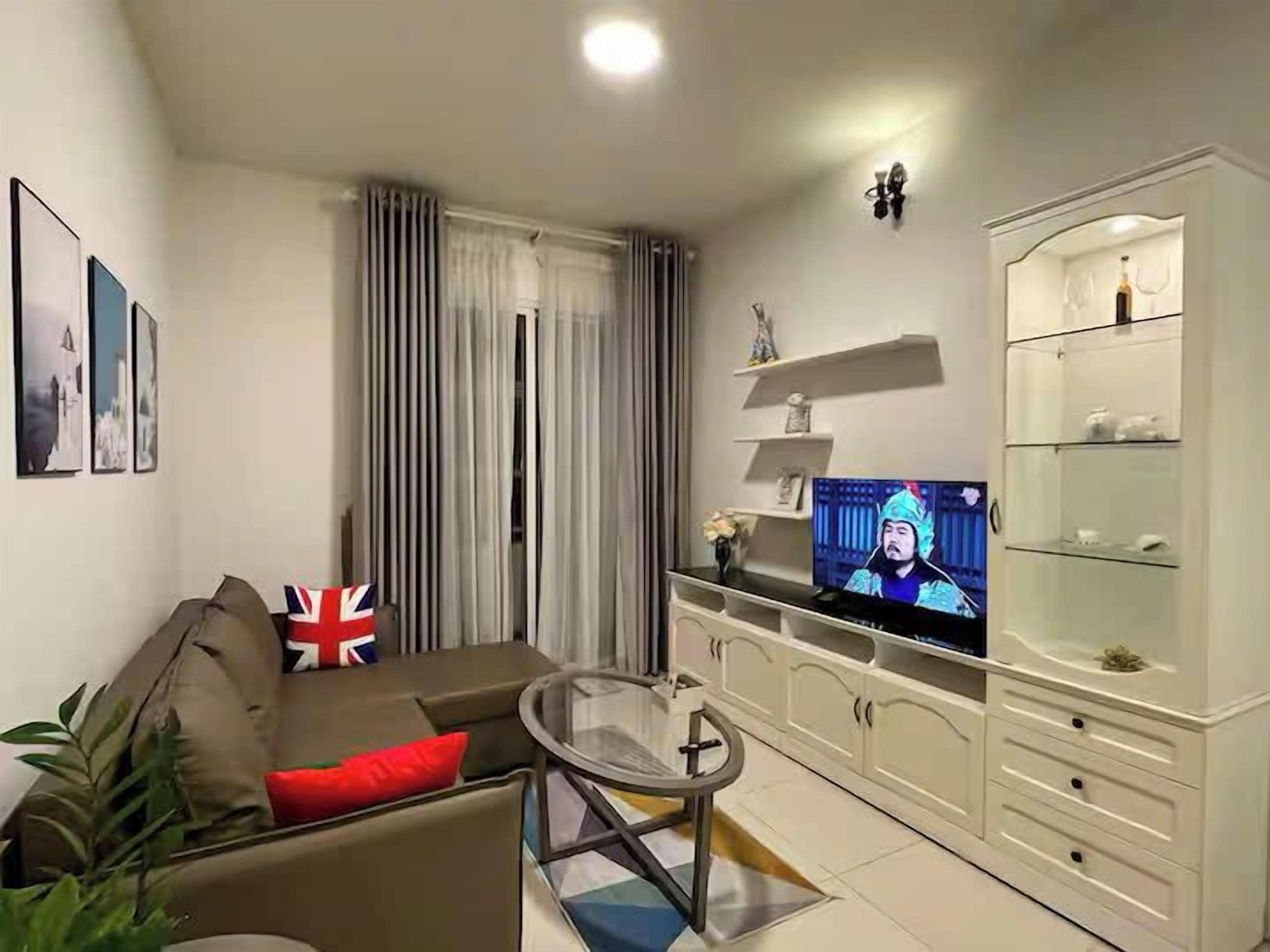 Presidential Suite, 2 Bedrooms, Club lounge access, City View | Living area | 65-inch Smart TV with cable channels, fireplace, Netflix
