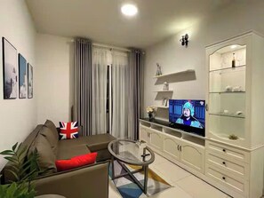 Suite presidencial, 2 habitaciones, Acceso al salón del club, vistas a la ciudad | Zona de estar | Una Smart TV, una chimenea, Netflix, películas de pago