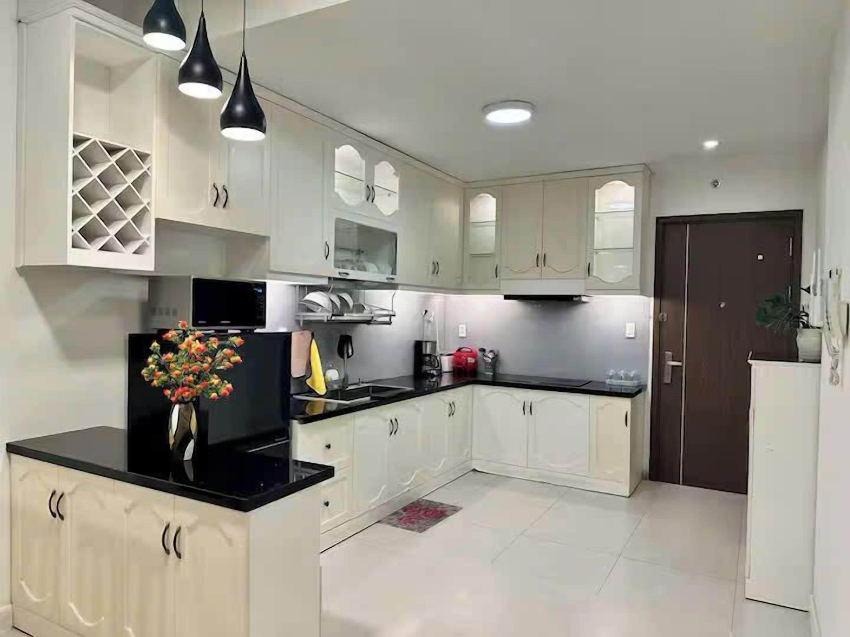 Full-size fridge, microwave, oven, stovetop