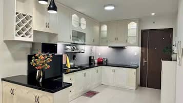 Full-sized fridge, microwave, oven, stovetop