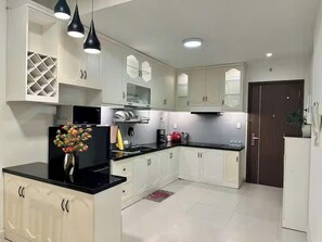 Full-size fridge, microwave, oven, stovetop