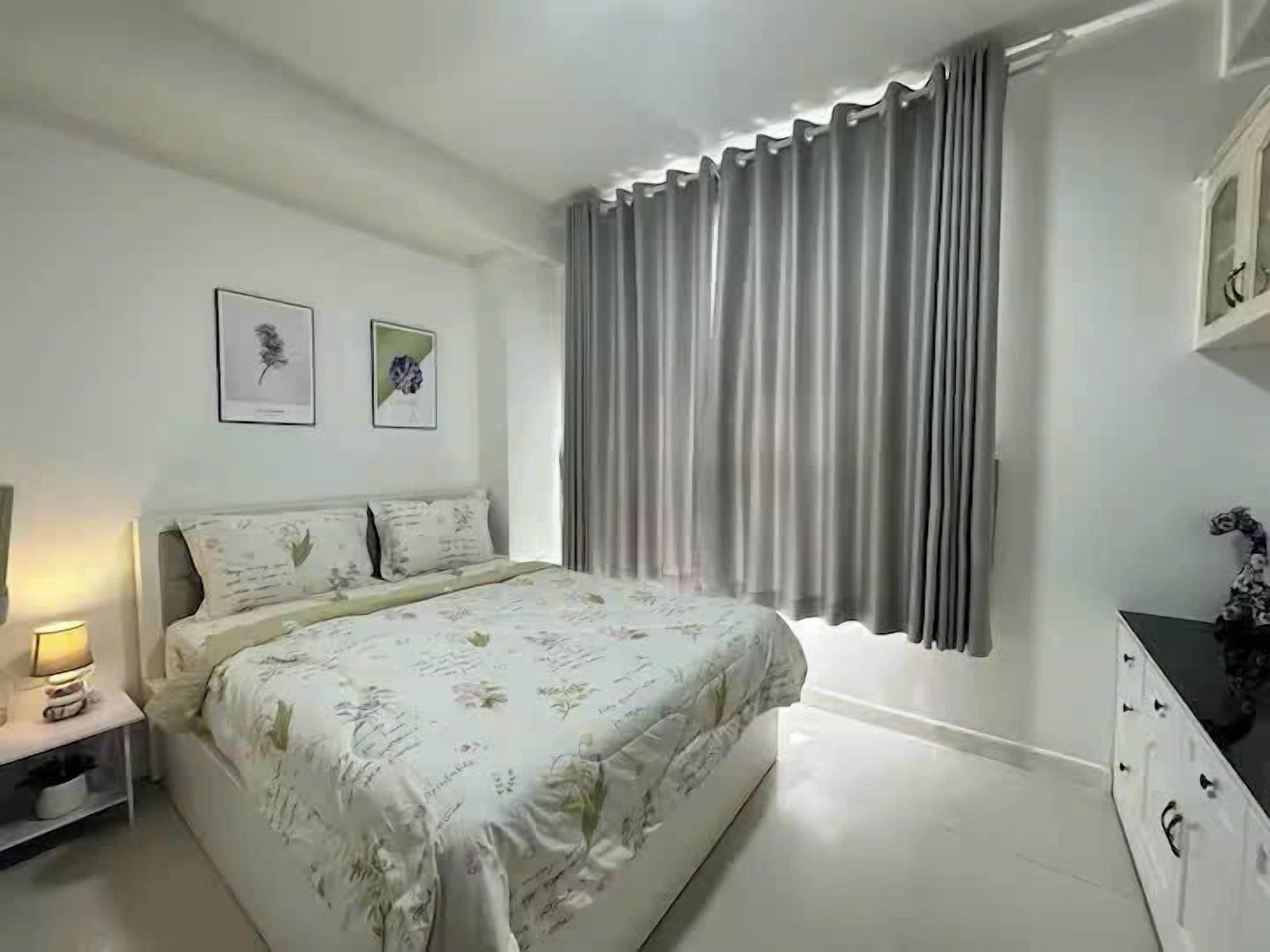 Suite presidencial, 2 habitaciones, con acceso al salón lounge del club, vista a la ciudad | Sábanas de algodón egipcio, ropa de cama de alta calidad y edredón 