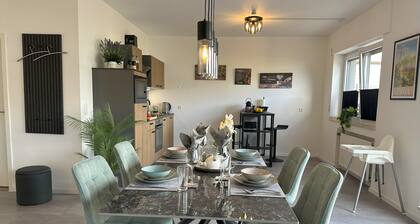 Penthouse, KingSize Bed, Queen Size SofaBed, full Kitchen, 650 MBit, Workspace