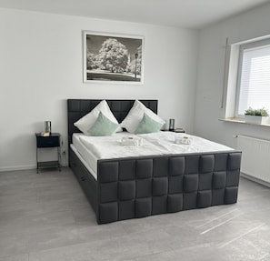 Escritorio, tabla de planchar con plancha, cuna de viaje y wifi gratis