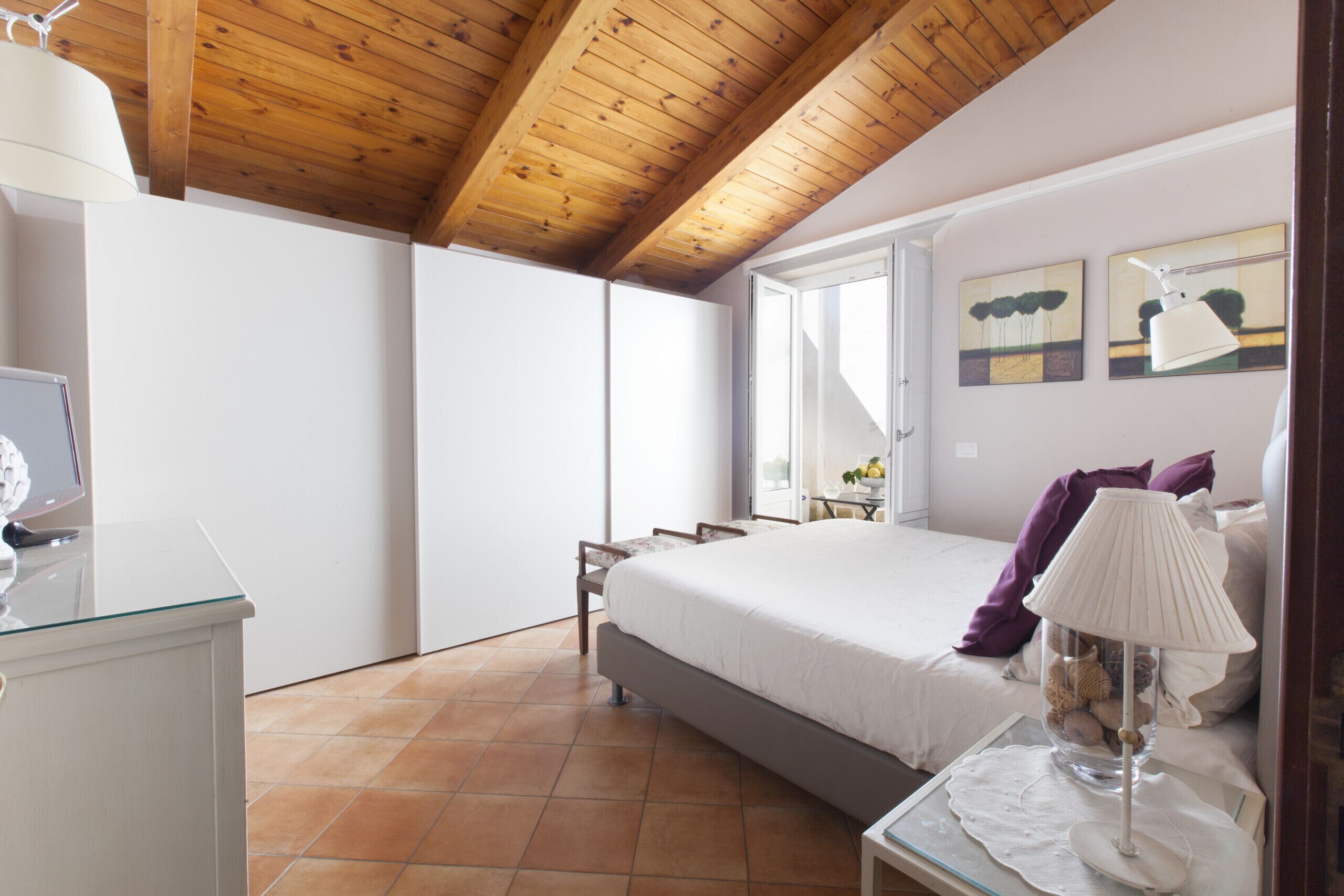 In-room safe, iron/ironing board, travel crib, free WiFi