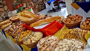 A buffet table with various breads and pastries. - Hot Springs Flat Apart Hotel c. Banheira (Caldas Novas)