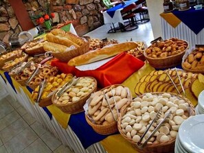 Daily buffet breakfast (BRL 45 per person) - Hot Springs Flat Apart Hotel c. Banheira (Caldas Novas)