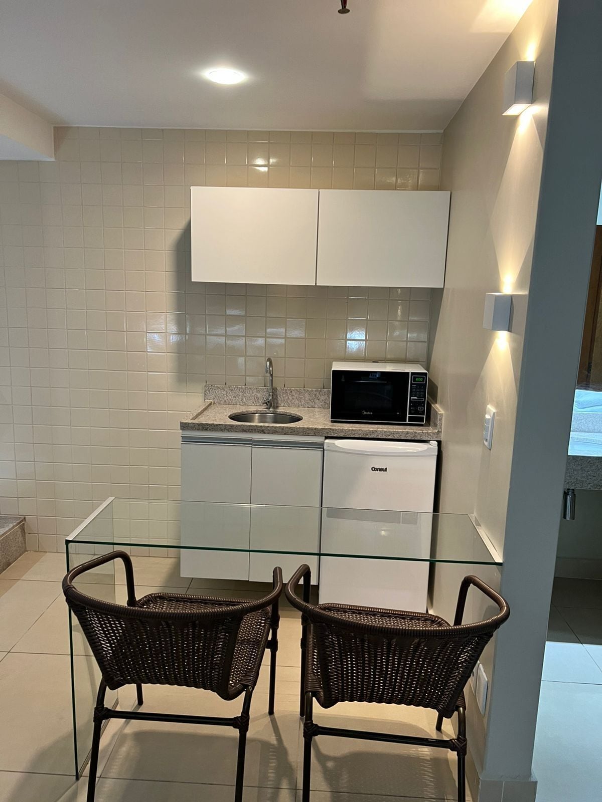 Suite superior, 1 habitación, cocineta, vista a la alberca | Cocina privada | Frigobar, microondas, periquera y comedor 