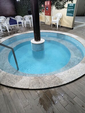 Bañera de hidromasaje al aire libre