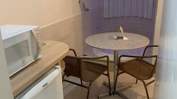 Minikjøleskap, mikrobølgeovn og høy barnestol