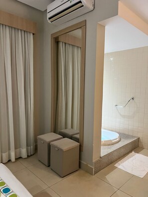Suite superior, 1 habitación, cocineta, vista a la alberca | Ropa de cama hipoalergénica y escritorio 