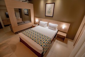 Suite Superior, 1 camera da letto, angolo cottura, vista piscina | Biancheria da letto ipoallergenica, una scrivania, postazione laptop