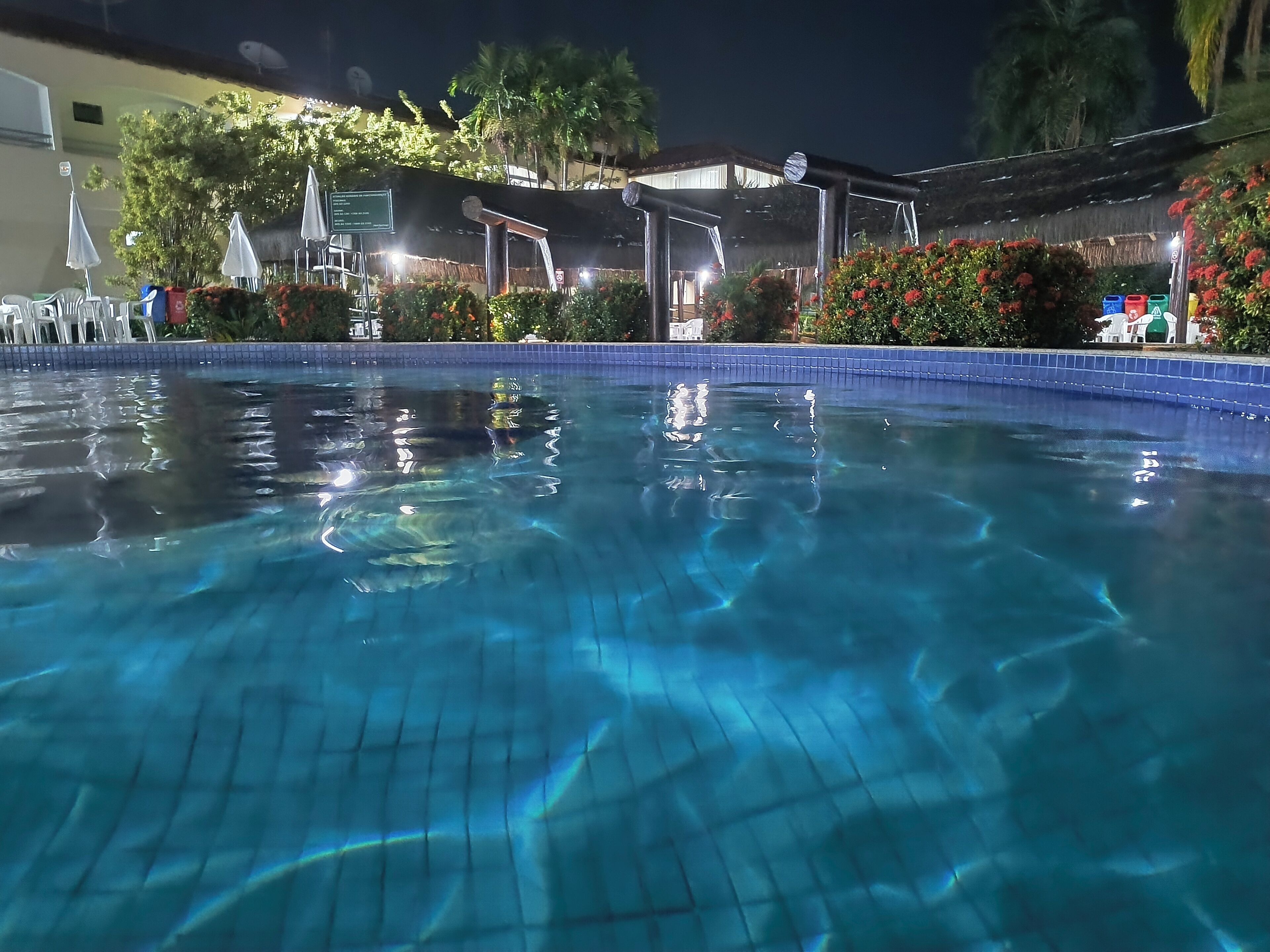 7 座室外游泳池