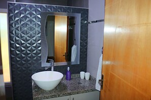 Regadera, toallas, jabón, papel de baño