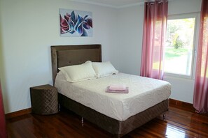 Tabla de planchar con plancha, wifi y ropa de cama