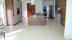 Una cucina moderna con isola centrale, elettrodomestici in acciaio inossidabile e pensili in legno.