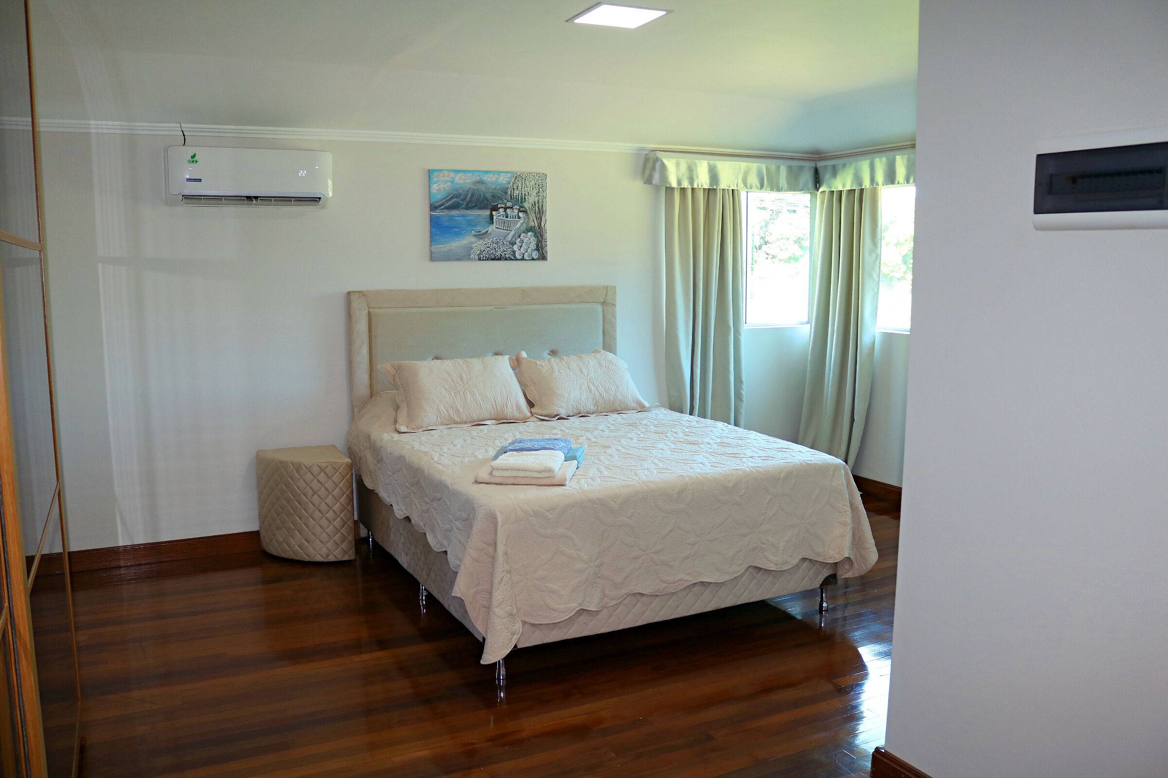 Silitysrauta/-lauta, Wi-Fi, vuodevaatteet