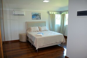 Silitysrauta/-lauta, Wi-Fi, vuodevaatteet