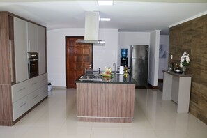 Private kitchen - Comfortable Villa Licht in the center of Obligado (Obligado)
