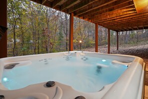 Outdoor spa tub - Goat Run Retreat | Hocking Hills, Hot Tub, Sauna (Logan)