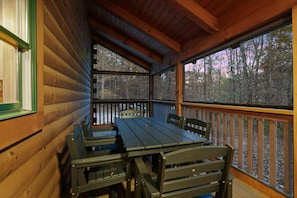 Outdoor dining - Goat Run Retreat | Hocking Hills, Hot Tub, Sauna (Logan)