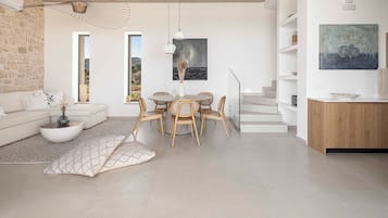 Villa luxueuse, 2 chambres, piscine privée, vue sur la mer | Aire de séjour | Téléviseur connecté de 50 po avec télévision par satellite