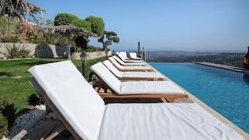 2 piscinas al aire libre, sombrillas, sillones reclinables de piscina