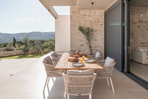 Deluxe Villa, 2 Bedrooms, Private Pool, Sea View | Dining room