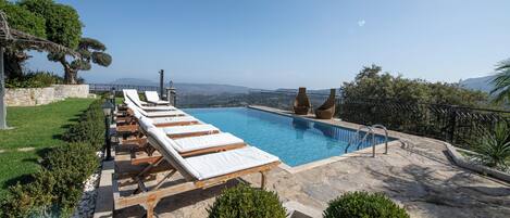 2 kolam renang outdoor, dengan payung kolam renang dan kursi berjemur