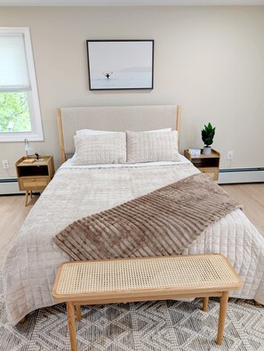 4 bedrooms, travel cot, free WiFi, bed sheets - Gorgeous 4 Bedroom House Walking Distance to Ocean Beach (New London)
