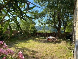 Outdoor dining - Family home with enclosed garden in the heart of a small Ardéchois village. (Saint-Andéol-de-Berg)