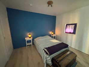 Iron/ironing board - Family home with enclosed garden in the heart of a small Ardéchois village. (Saint-Andéol-de-Berg)