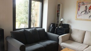 Smart TV, reproductor de DVD, libros y biblioteca musical 