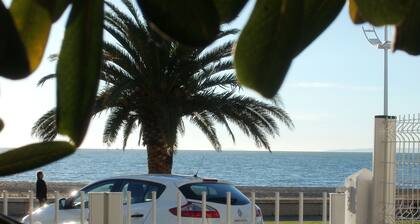 GRAND CONFORT FOR 6 PEOPLE ON THE SEAFRONT AT GRAU DU ROI
