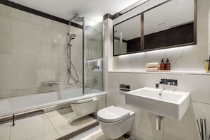 Shower, hair dryer, towels, soap - Luxury Covent Garden 2-Bed, 3-Bath+Balcony for 4 (London)