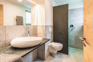 Shower, hair dryer, towels, soap - XL Apartments 2L (Sand in Taufers)