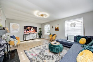 Smart TV, video games, table tennis - Private Pickleball Court+Huge Fenced Yard, Easy Access to Grand Park & Downtown (Indianapolis)