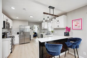 Refrigerador, microondas, horno y parrilla de estufa