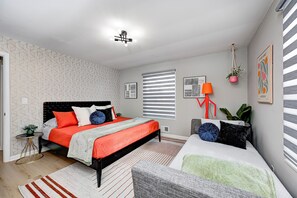 Escritorio, tabla de planchar con plancha, cuna de viaje y wifi gratis