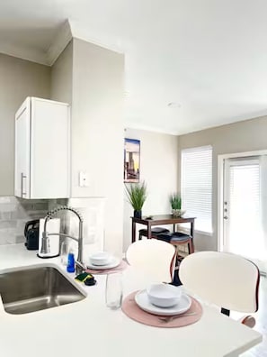 Een microgolfoven, een oven, een kookplaat, een vaatwasser