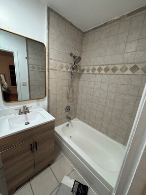Hair dryer, towels, soap, toilet paper - Big, Serene, Central, Perfect LA (Los Angeles)