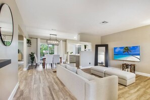 TV - Casa Shalom - Elegant & Calm - Pool House (Hollywood)